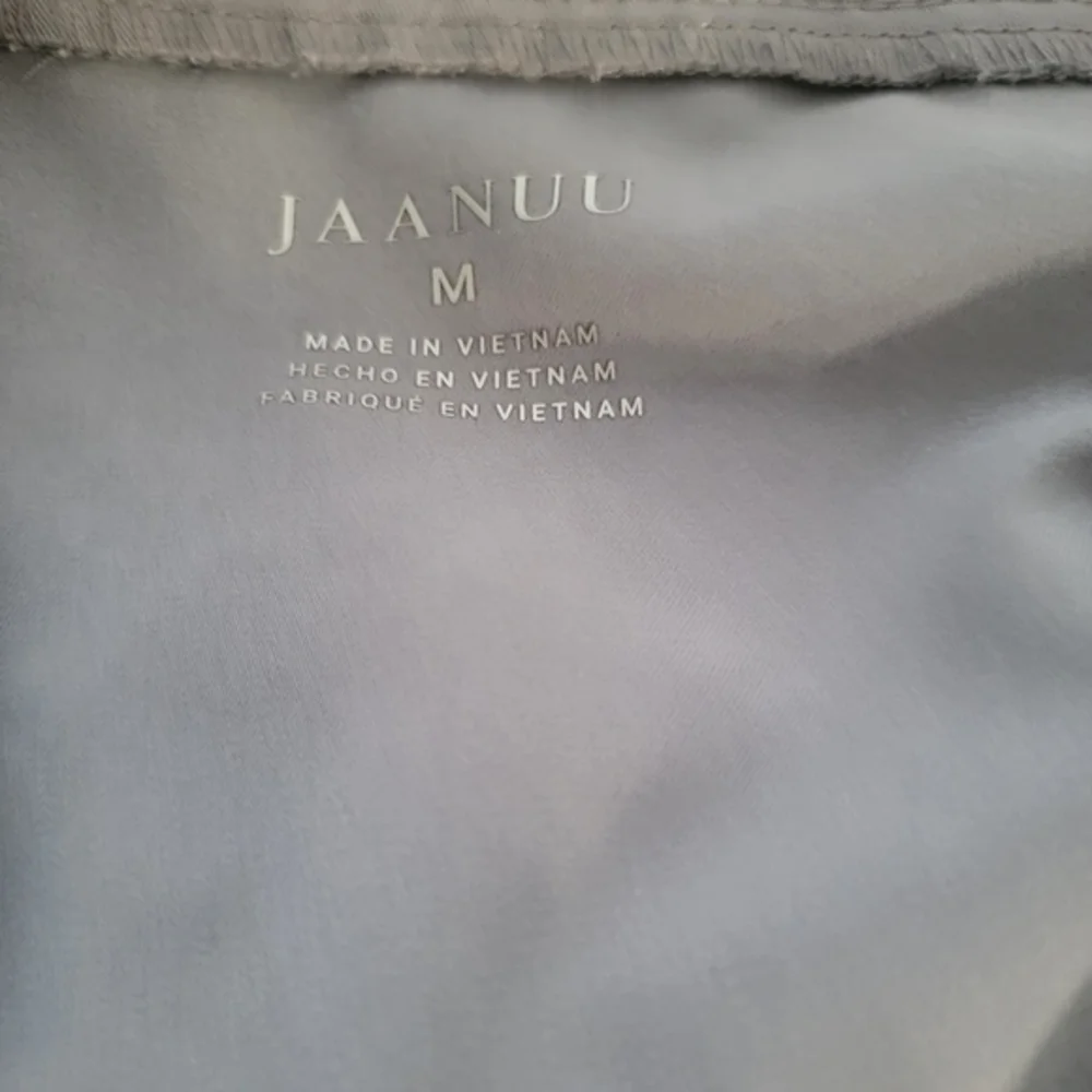 Jaanuu grey scrub
